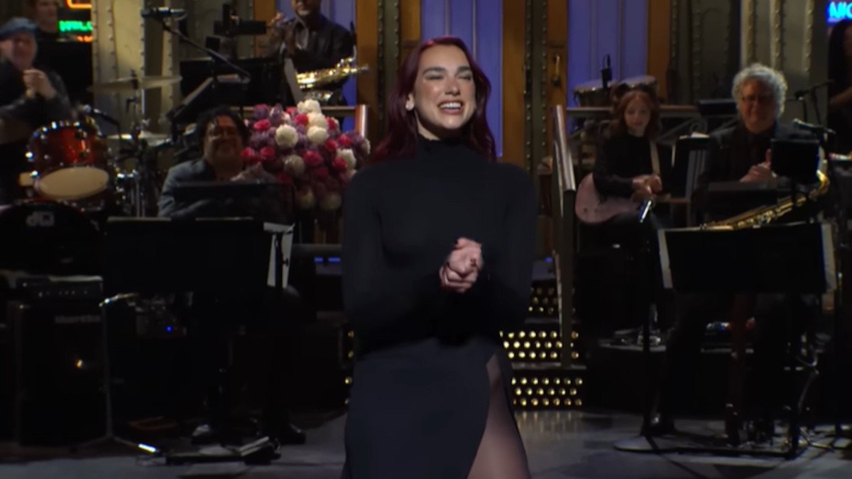 When Dua Lipa stepped out on stage for Saturday Night Live, little did the audience know that she could do it all. Fans simply thought she was a singe